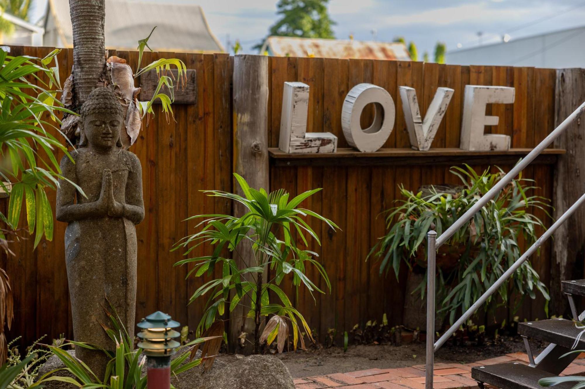 Travellers Oasis Hostel Cairns Exterior photo